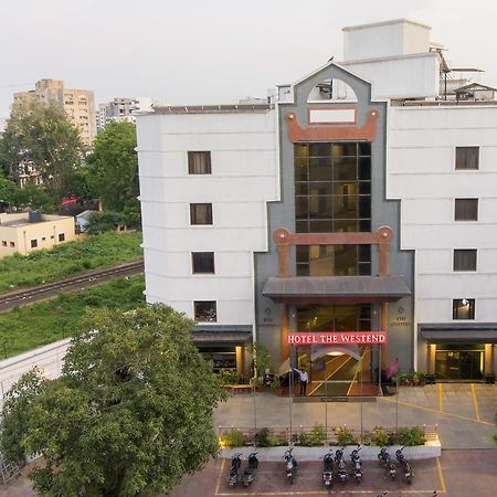 Hotel The Westend Ахмедабад Екстериор снимка