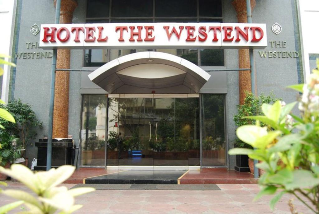 Hotel The Westend Ахмедабад Екстериор снимка