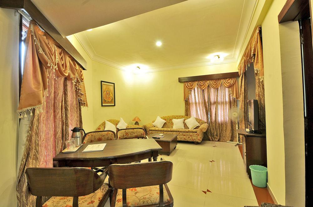 Hotel The Westend Ахмедабад Екстериор снимка