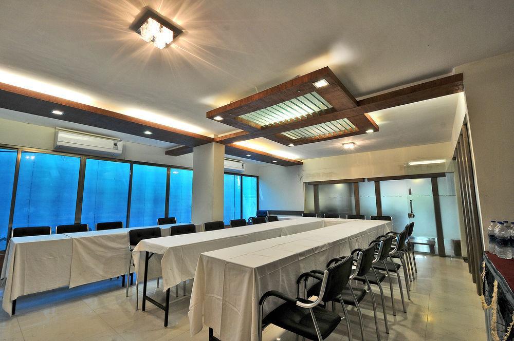 Hotel The Westend Ахмедабад Екстериор снимка