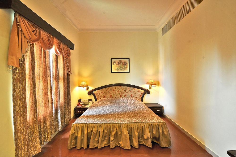 Hotel The Westend Ахмедабад Екстериор снимка