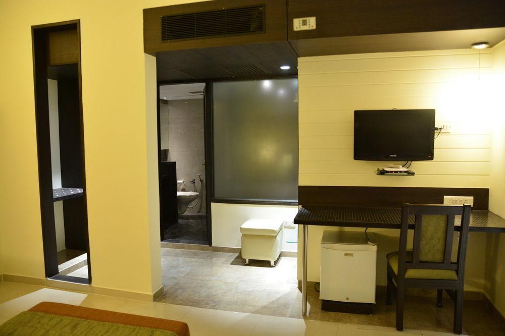 Hotel The Westend Ахмедабад Екстериор снимка