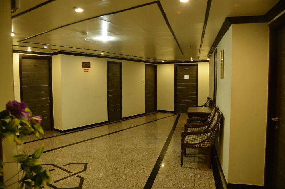 Hotel The Westend Ахмедабад Екстериор снимка