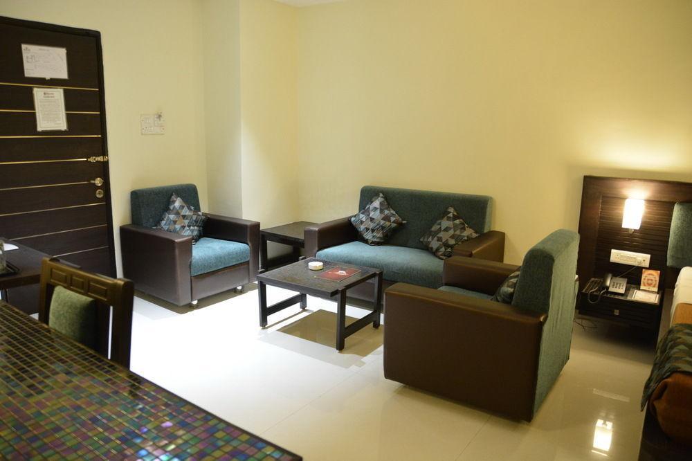 Hotel The Westend Ахмедабад Екстериор снимка