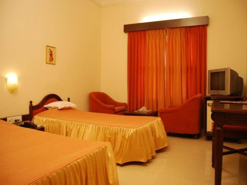 Hotel The Westend Ахмедабад Екстериор снимка