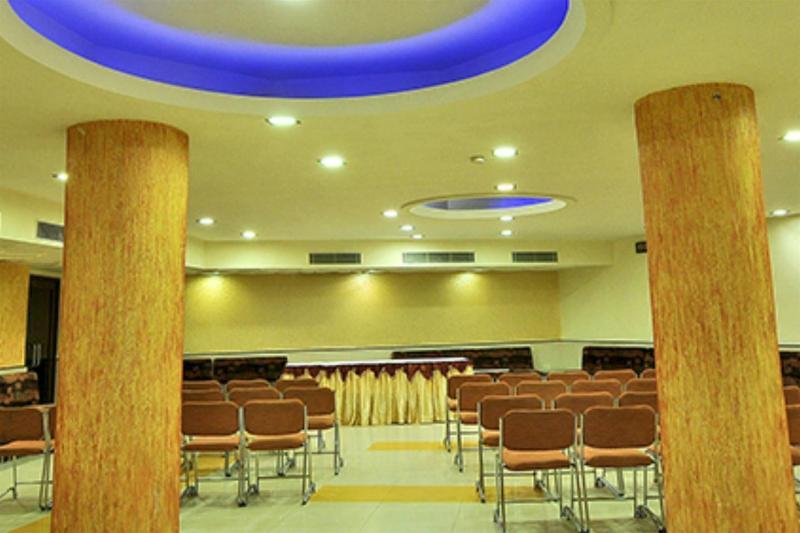 Hotel The Westend Ахмедабад Екстериор снимка