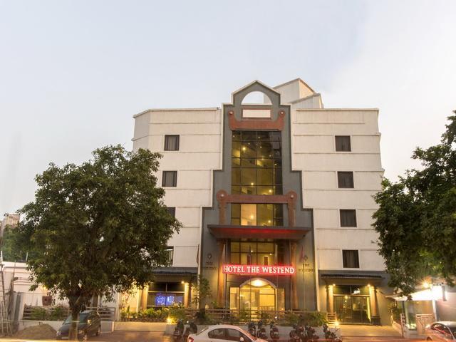 Hotel The Westend Ахмедабад Екстериор снимка
