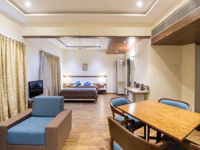 Hotel The Westend Ахмедабад Екстериор снимка