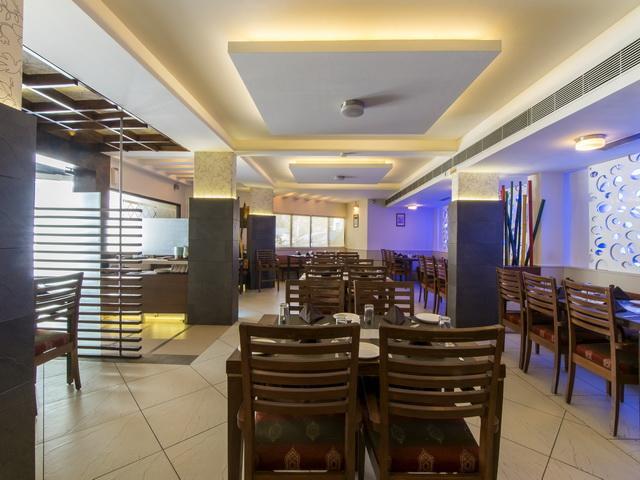 Hotel The Westend Ахмедабад Екстериор снимка