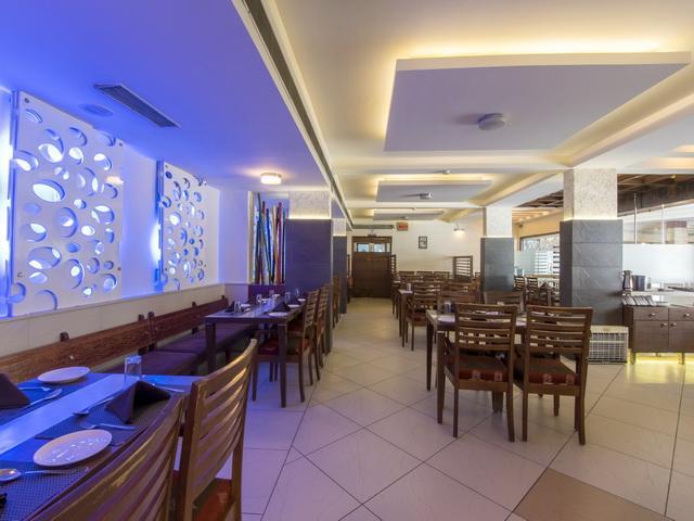 Hotel The Westend Ахмедабад Екстериор снимка