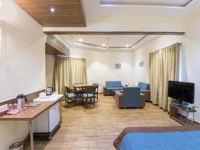 Hotel The Westend Ахмедабад Екстериор снимка