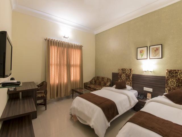 Hotel The Westend Ахмедабад Екстериор снимка