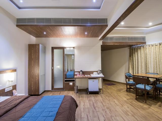 Hotel The Westend Ахмедабад Екстериор снимка