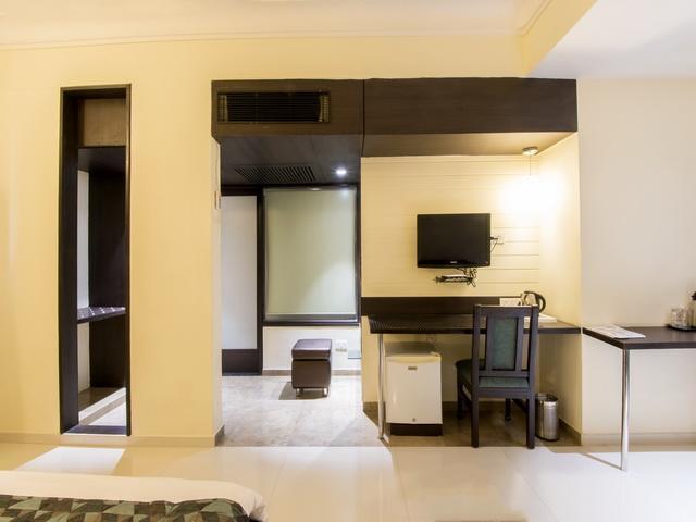 Hotel The Westend Ахмедабад Екстериор снимка