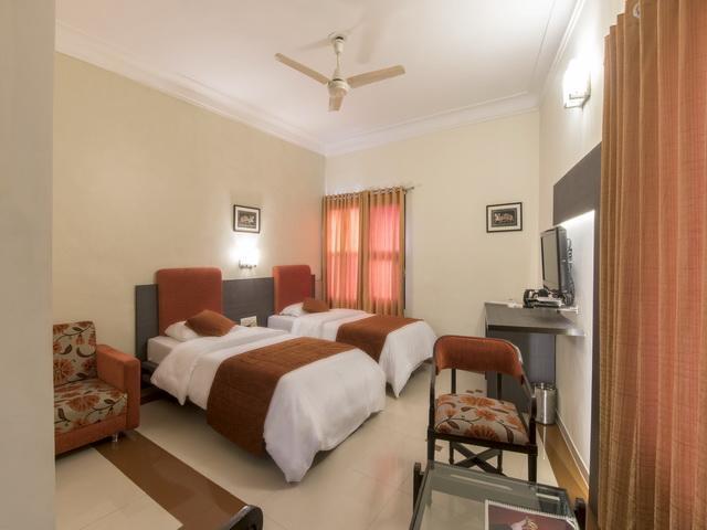 Hotel The Westend Ахмедабад Екстериор снимка