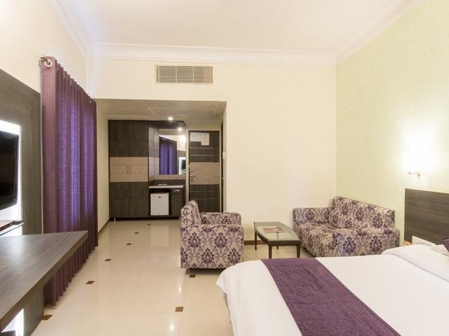 Hotel The Westend Ахмедабад Екстериор снимка