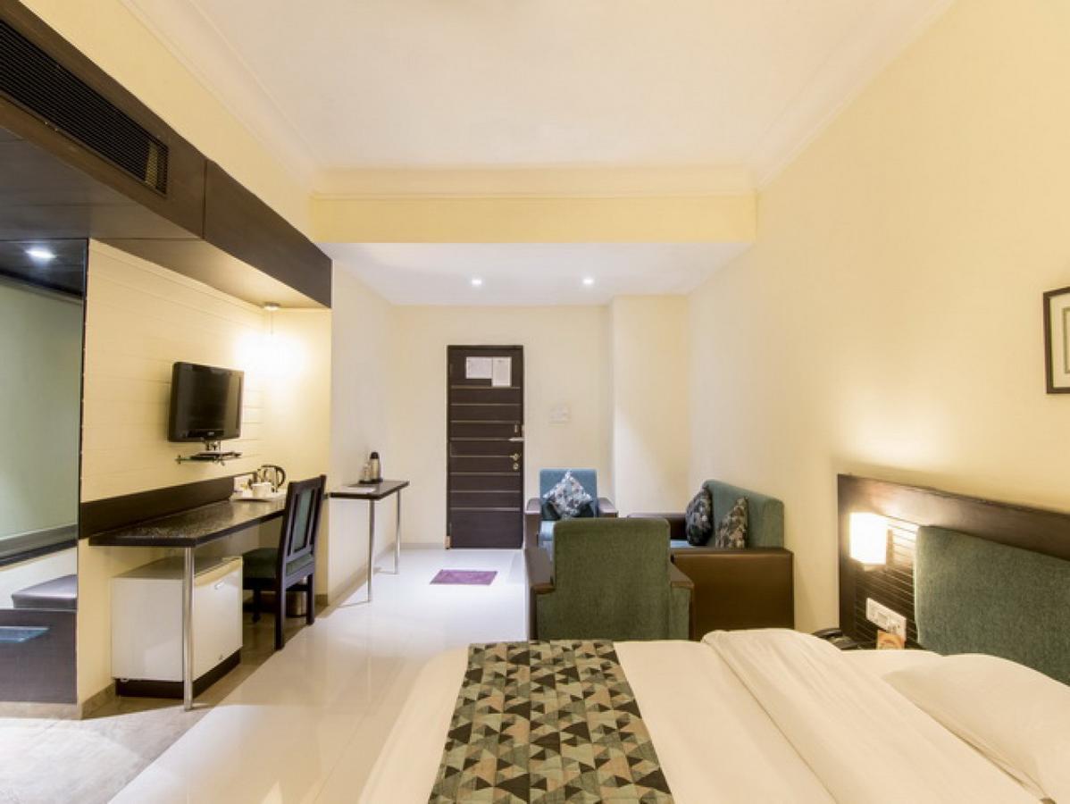 Hotel The Westend Ахмедабад Екстериор снимка