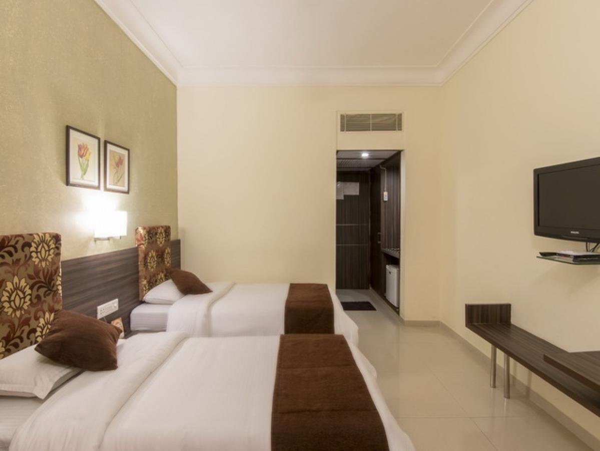 Hotel The Westend Ахмедабад Екстериор снимка