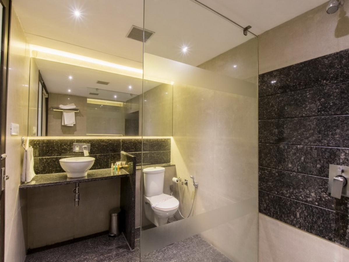 Hotel The Westend Ахмедабад Екстериор снимка