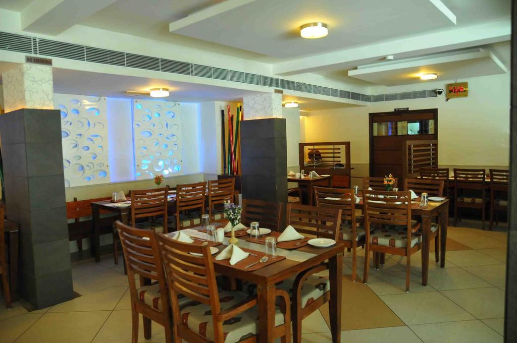 Hotel The Westend Ахмедабад Екстериор снимка