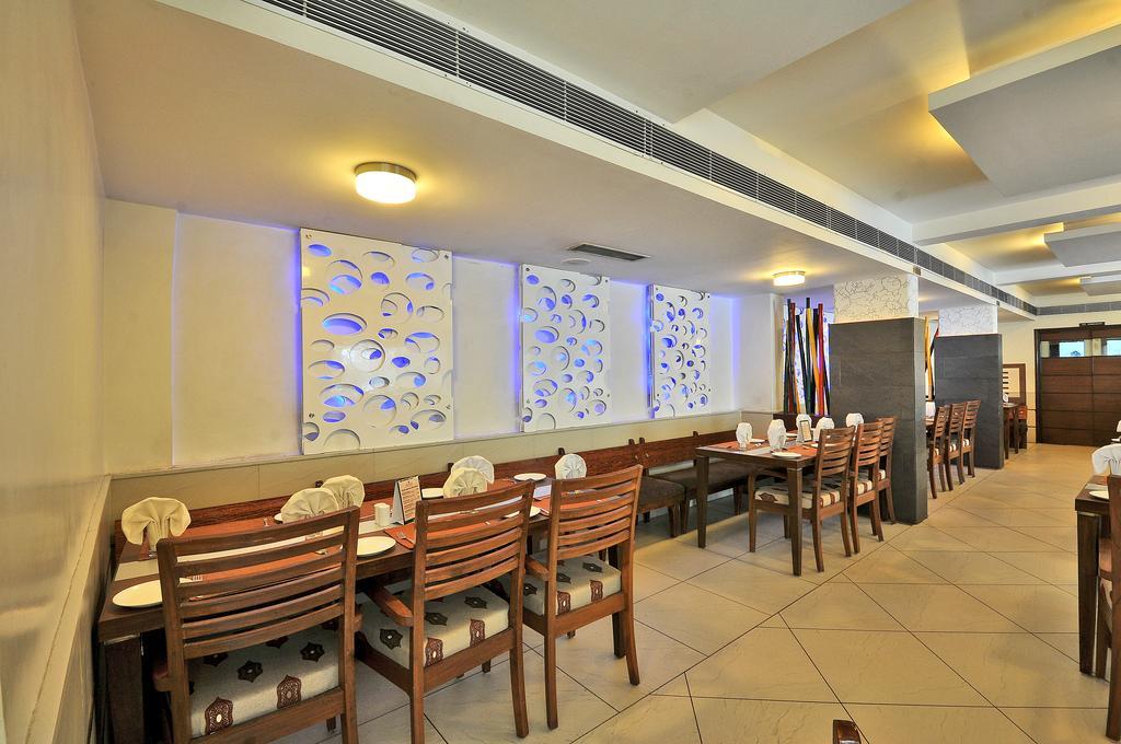 Hotel The Westend Ахмедабад Екстериор снимка